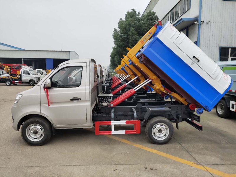 勾臂垃圾车